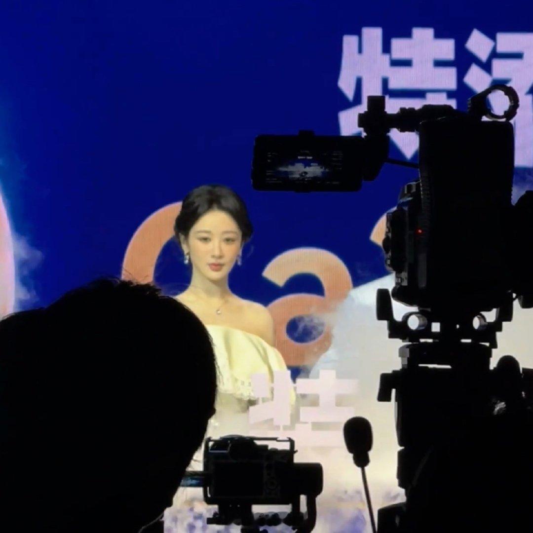 杨紫早班状态杨紫一大早的状态呀呀呀呀呀，就是说怎么会有这么美腻的女孩子啊！！