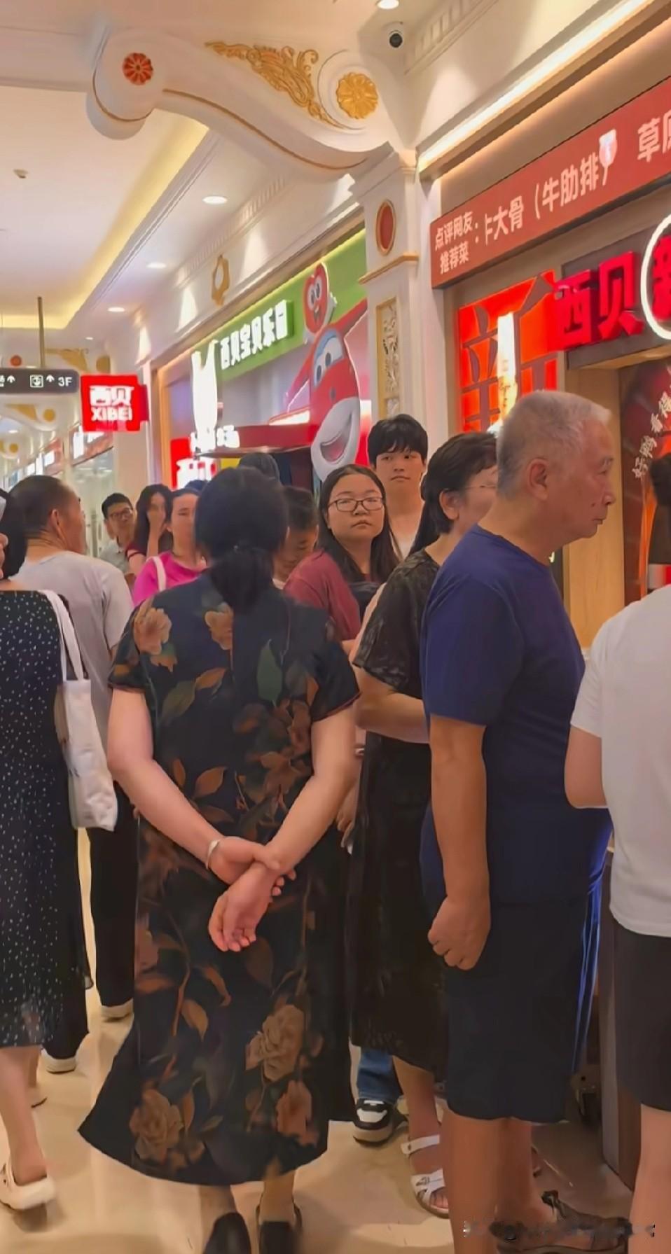 西贝馒头大队挤爆商场！这波操作把吃货看懵：是买馒头还是赶大集？西贝门口