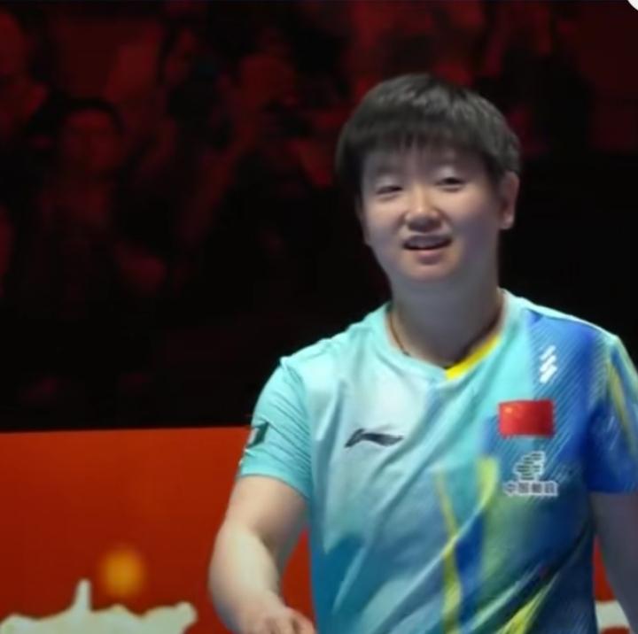 孙颖莎赢下最后一分的时候，莎莎终于卸下所有压力，笑得又甜又灿烂，那是绝境翻盘后最