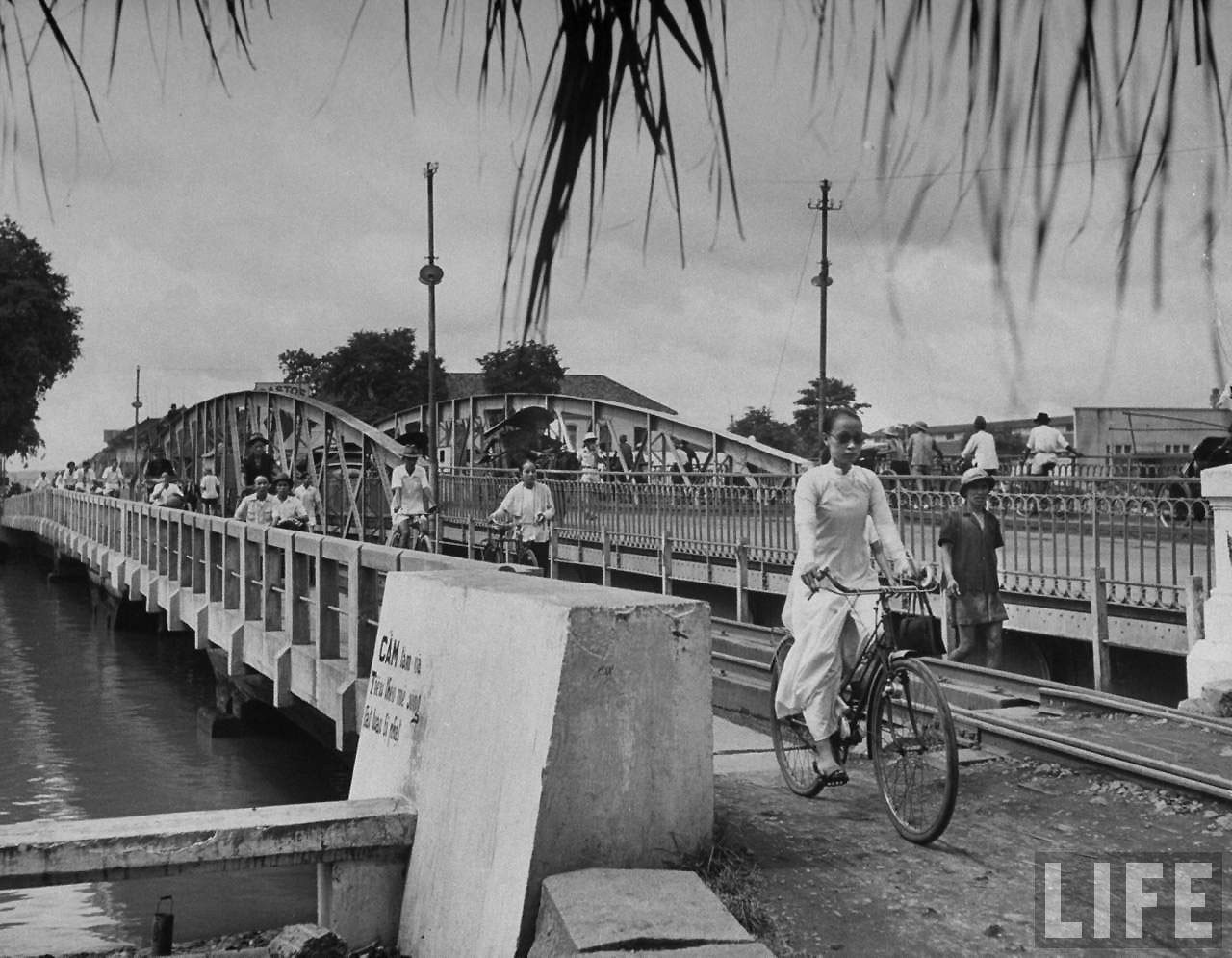 走，上班去！（1948年的西贡）