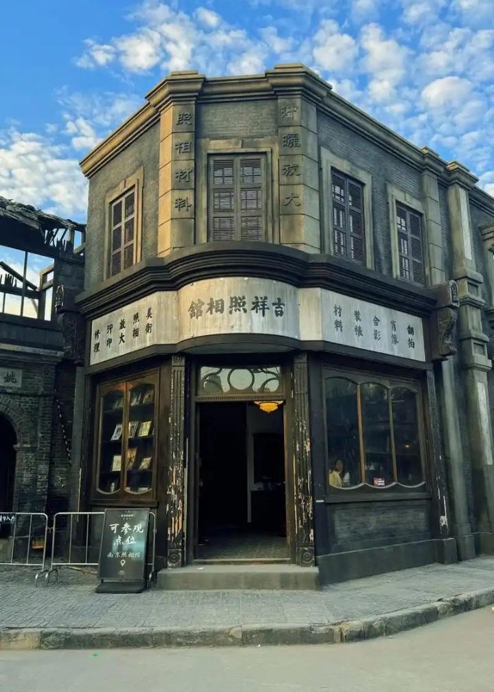 看完《南京照相馆》，有个疑问？老师说∶鬼子进南京城后见中国人就杀，不管男女老幼、