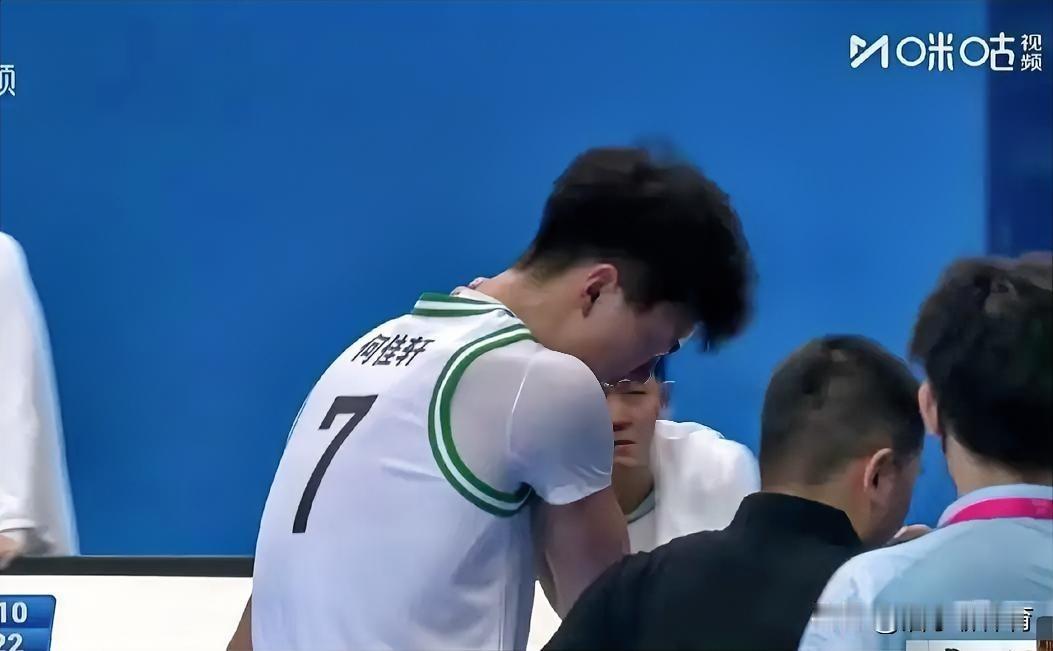 你们说这个事奇怪不？u22辽宁队打上海，老对手广东队球迷竟然希望辽宁队赢。全运