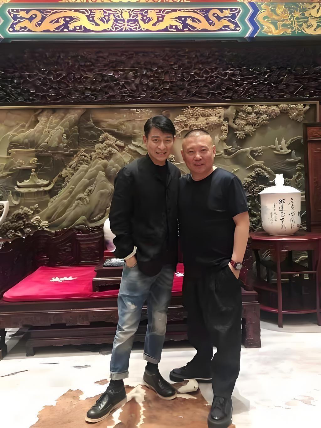 刘德华与郭德纲昔日合影，两人相差12岁，随着年龄的增长，刘德华也是越来越清瘦了。