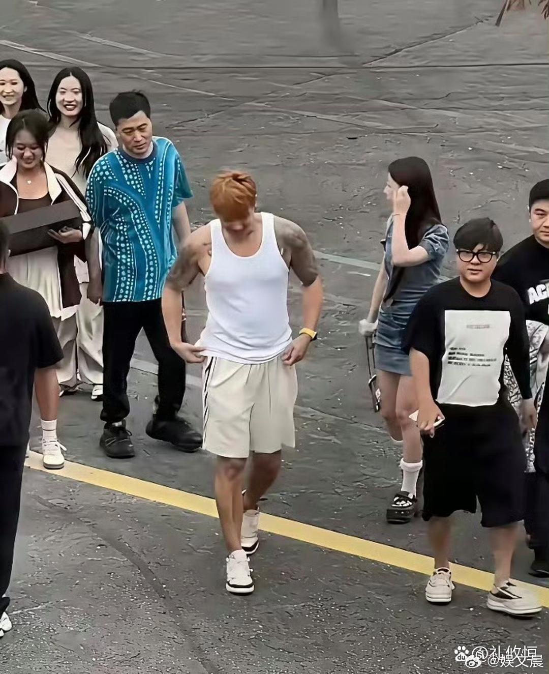 成家之后的黄子韬不再刻意打理外形，整个人随性自在，在形象方面松弛了许多。
