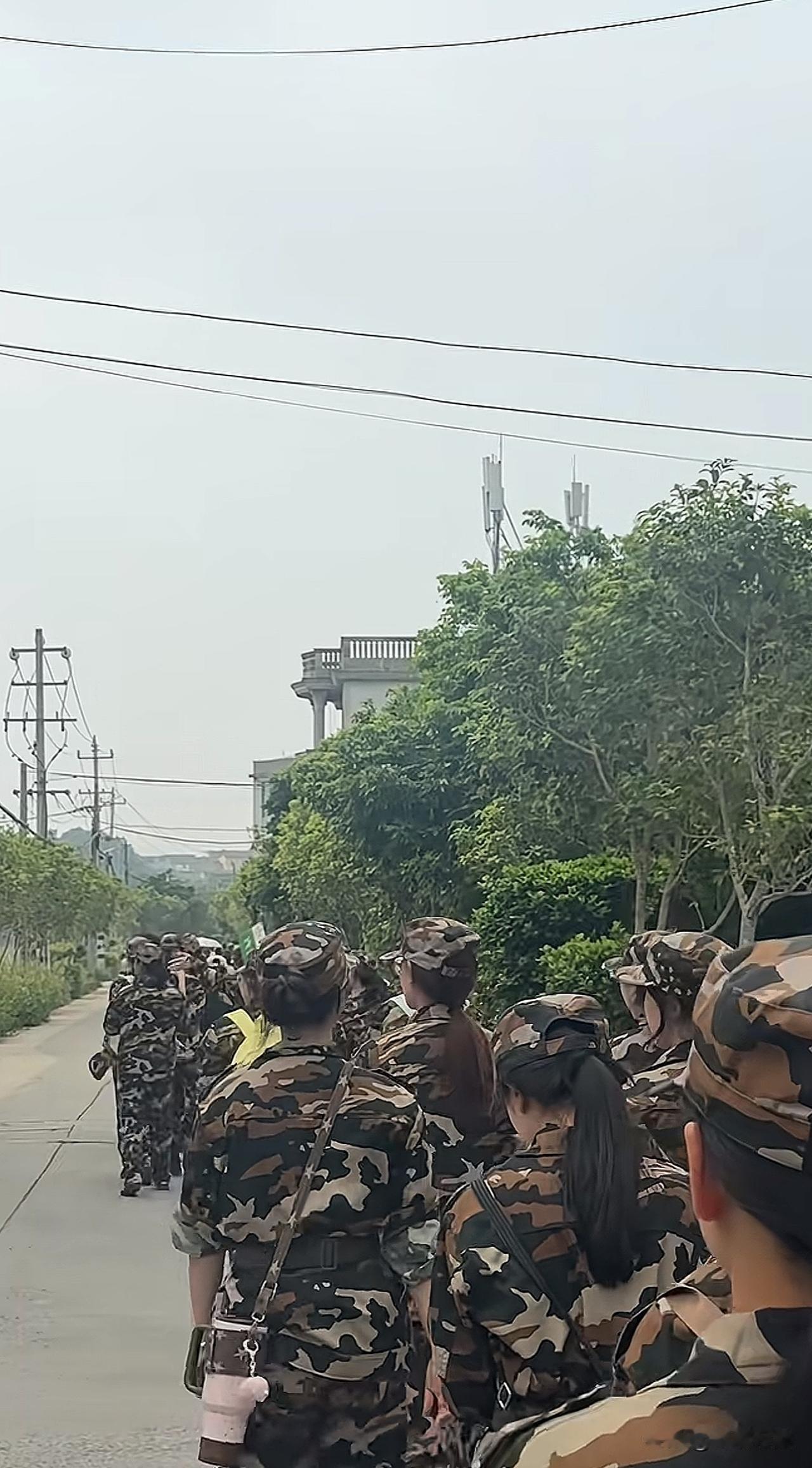 队伍一侧迎来了，最高的礼仪🫡