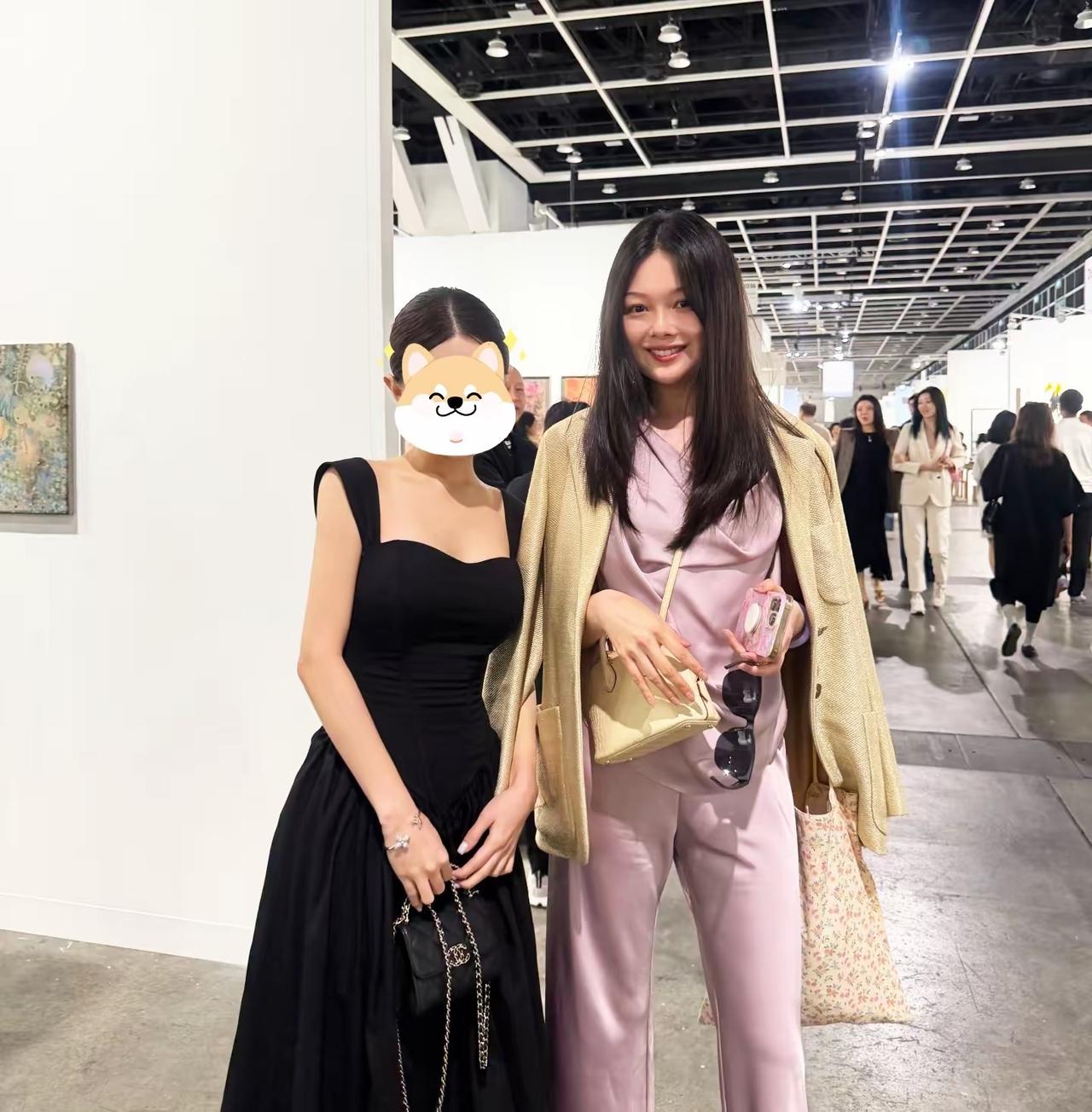 在香港巴塞尔艺术展上，有网友偶遇了晚晚，她的风采依然引人注目。尽管已年近四十，她