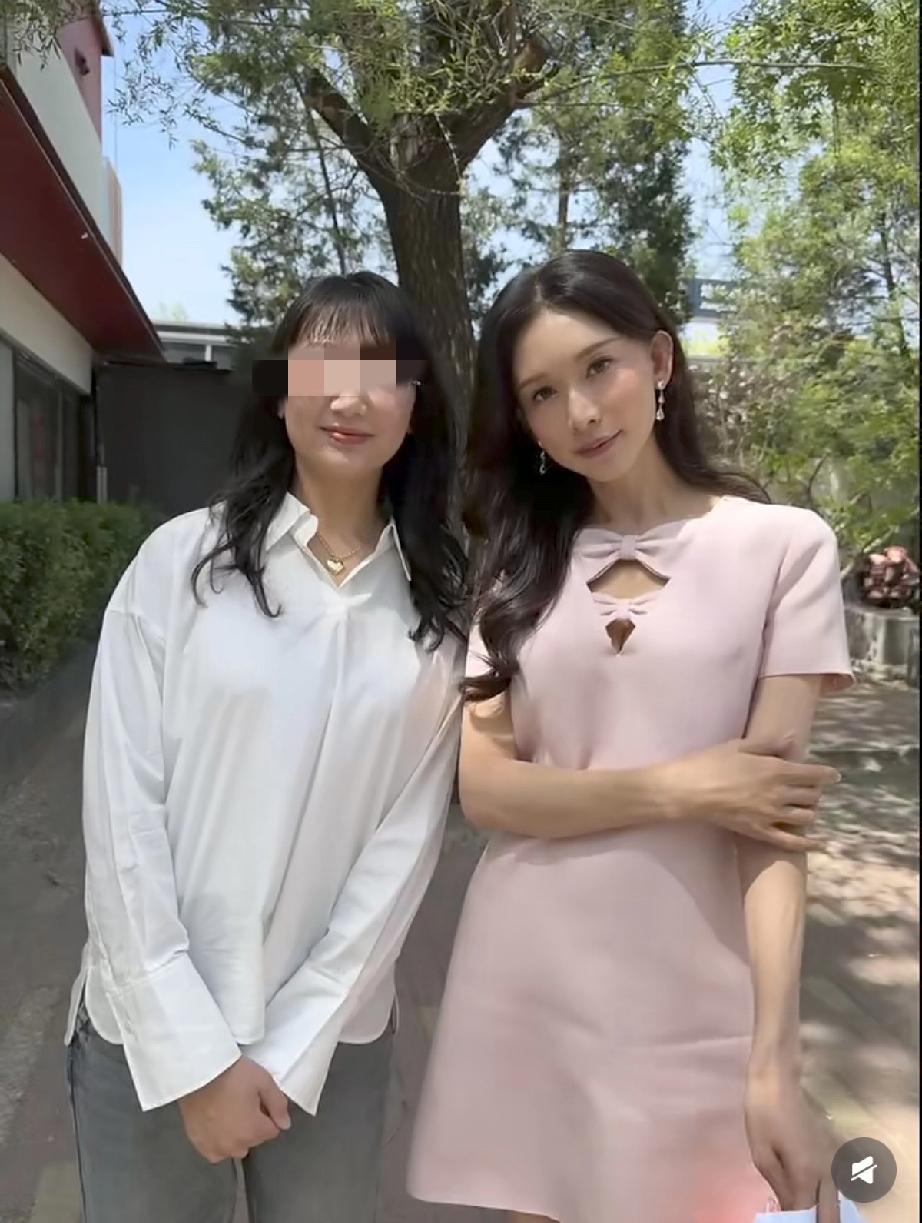 4月22日，林志玲在北京一茶院与路人合影，真实颜值和她自己晒出的精修图反差好大，