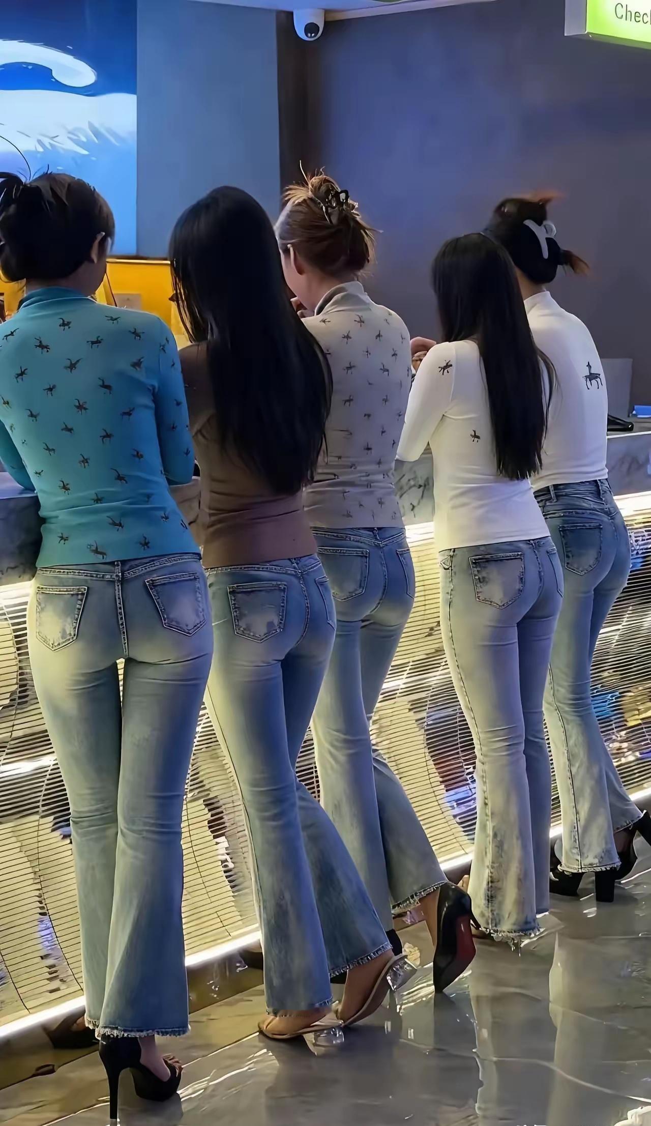 还是穿牛仔裤显身材啊，从背影看这几位美女多吸引人呢，为什么现在好多女孩不爱穿牛仔