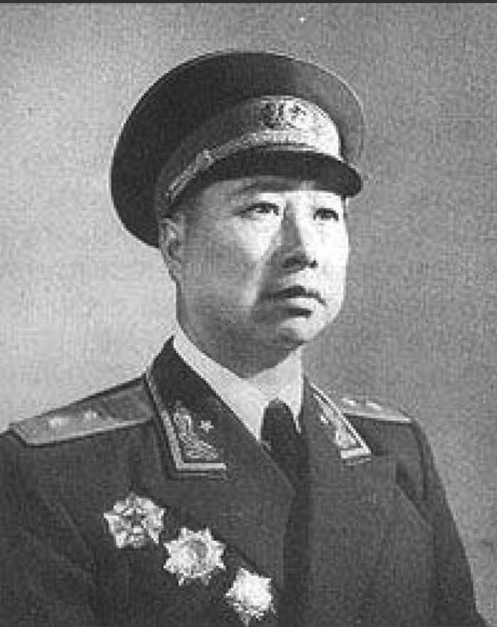 1982年，71岁的开国中将成钧找到余秋里求助，余秋里却一口回绝："这次不能帮你