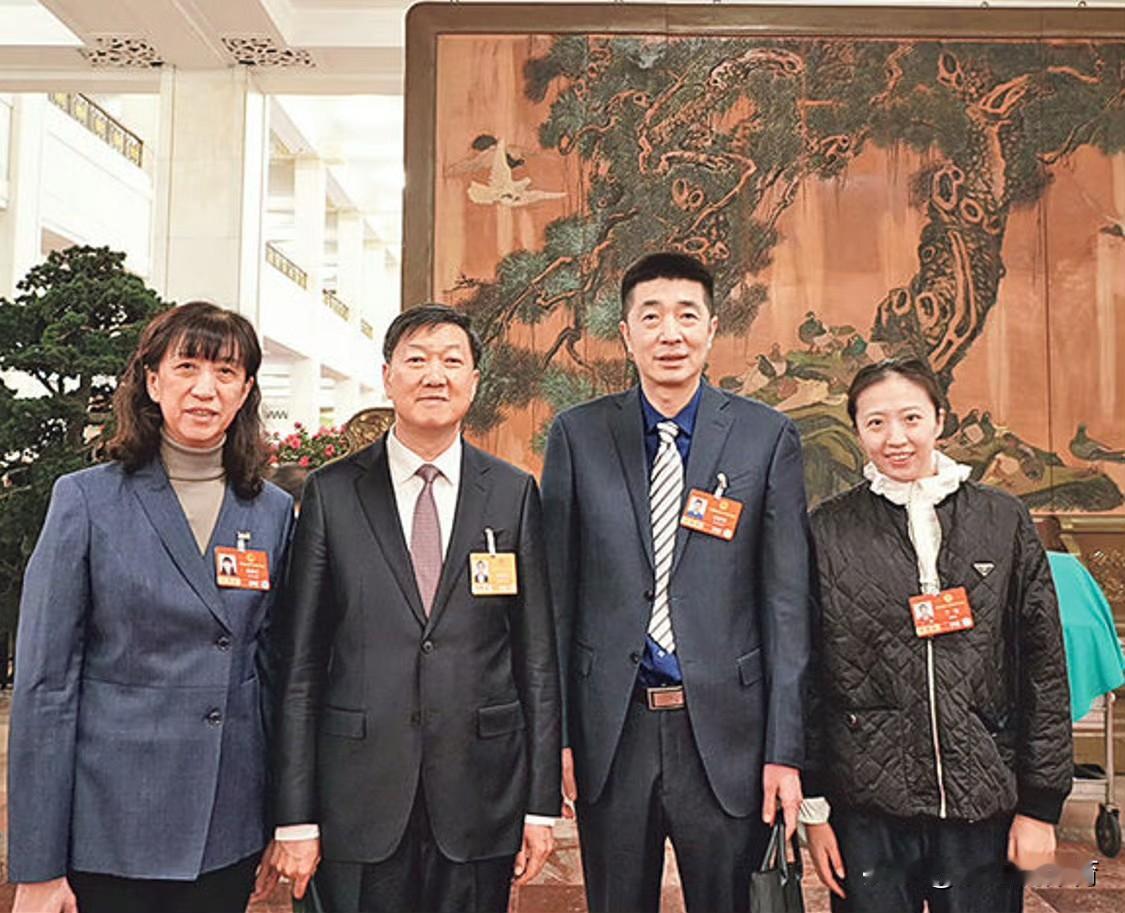 赖亚文一直是以天津代表团的代表身份参会，可能是与中国排球学院设立在天津有关。也或