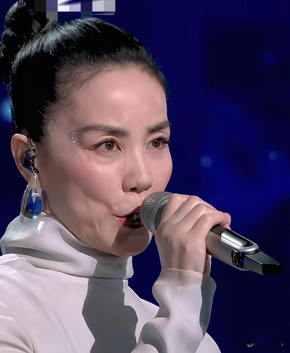 “天后”陨落！王菲容颜老去，就连面相也不复往昔的柔和，隐约带上了几分“凶相”。