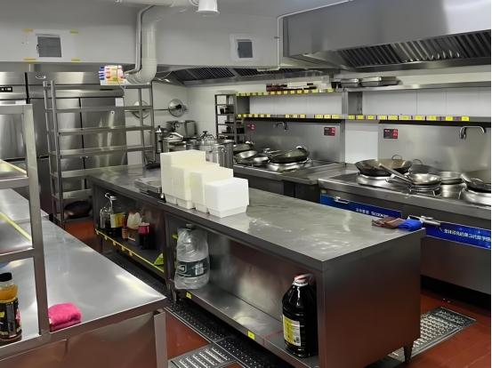 餐饮新基建？谁夺走了我们的锅气 很多人去连锁餐厅吃饭，看见玻璃后厨里火苗旺、