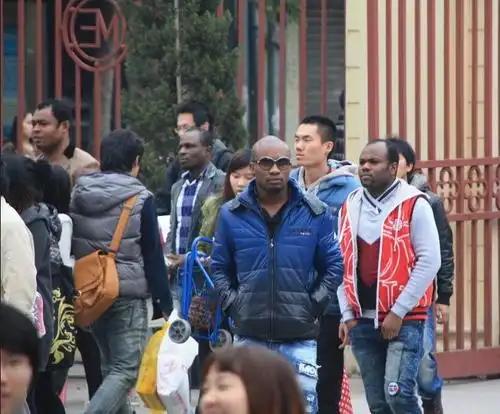 聊起广州的非洲籍人员，网上几乎一边倒地喊着“泛滥成灾”“多到像在非洲”，随便刷几