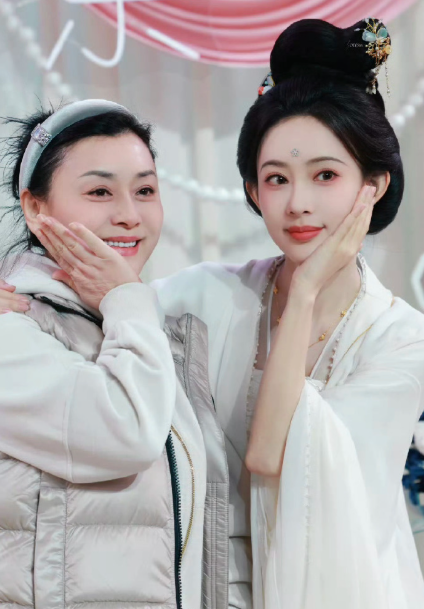 孟子义生日会现场镜头捕捉到其母亲的身影。因母女长相高度相似，母女相似度成为“天然