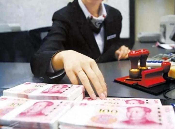 银行存款要变天？明后年，手里有20万以上的家庭，别再“一把存死期”了。说人话