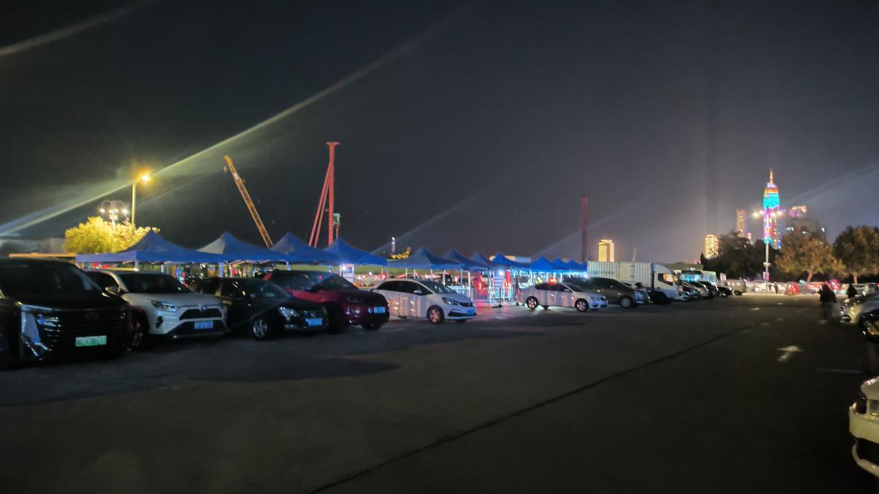 烟台火车站公交站点搬家啦？也就一个来月没坐动车，这次坐动车回烟台，眼瞅着离公