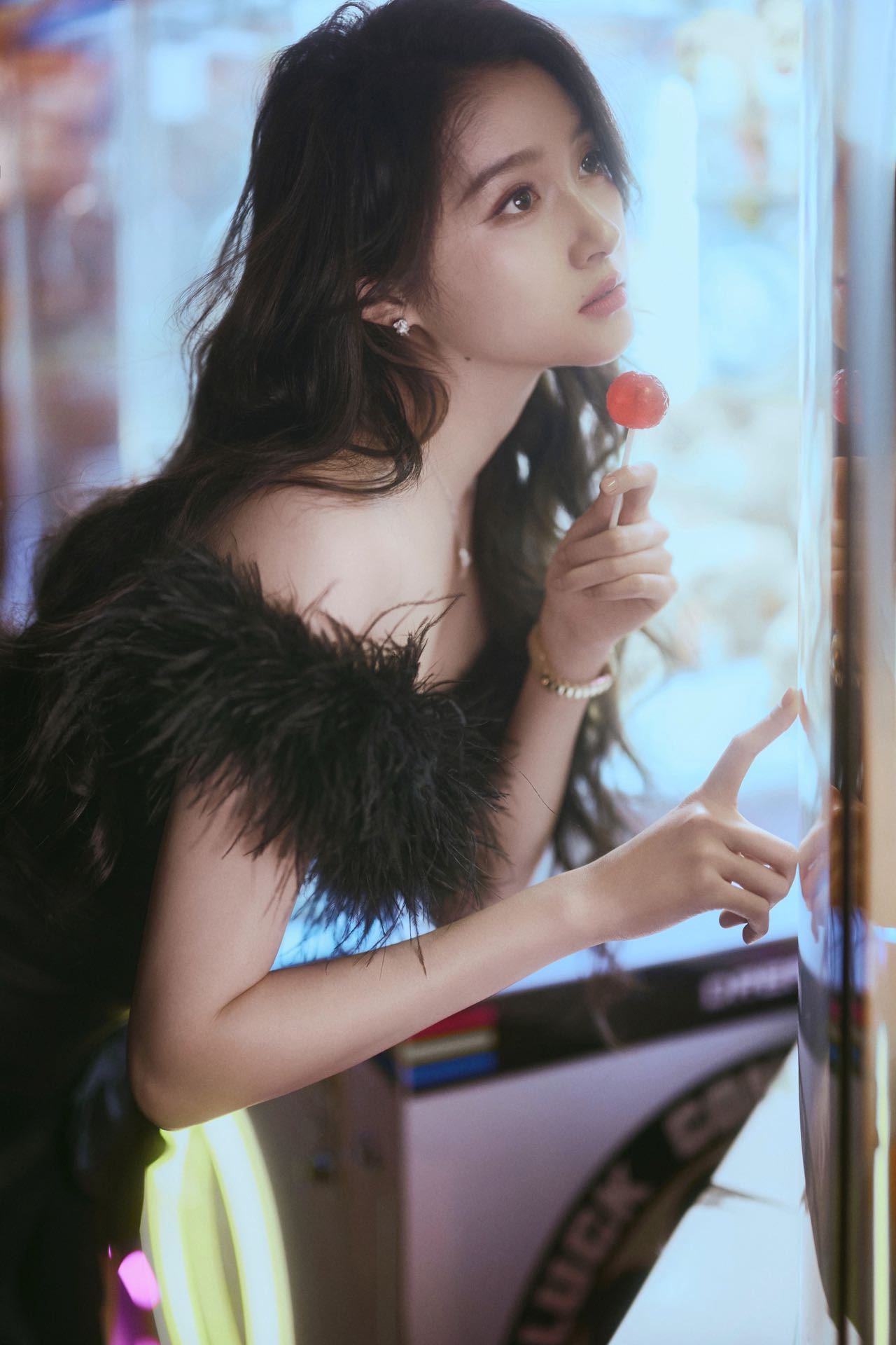 关晓彤跨年妆造慵懒卷发与轻柔羽毛裙完美契合，一字肩的设计优雅又不失甜美。妆容清