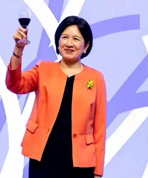 这是赖清德的老婆，听说在家算个贤妻良母，也不太关心赖清德的政事。但有一个问题，