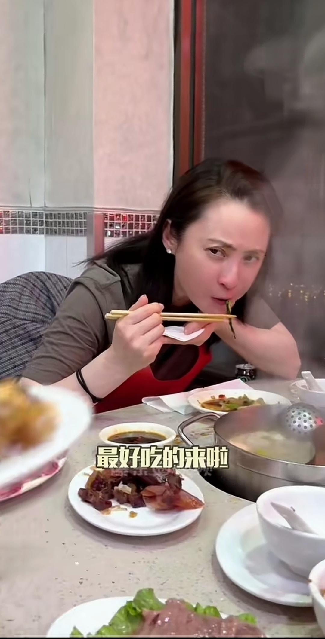 蒋勤勤，感觉素颜没有精神。