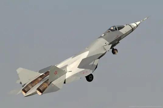 埃及刚看完中式空战，法国阵风还没捂热，俄罗斯扛着苏-57E闯进门了。  中