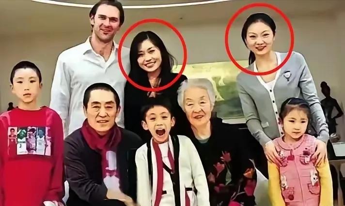 大导演张艺谋全家福，看起来好温馨甜蜜，前妻生的女儿，和现任老婆陈婷年龄差不多大，