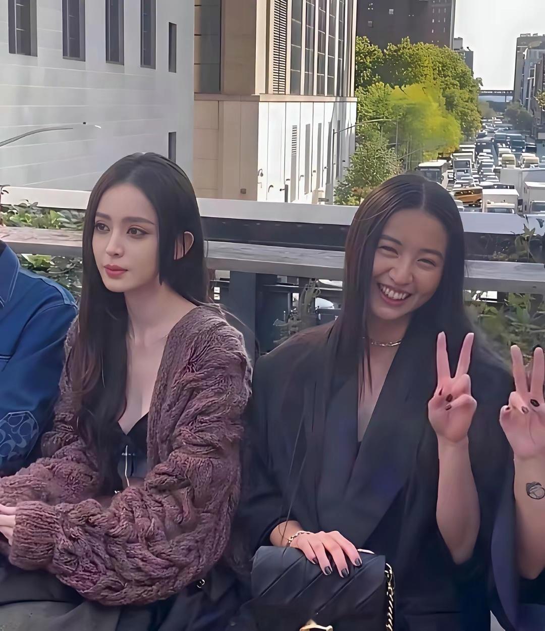 娜扎和旁边几个网红，完全不在一个级别上啊，被衬托的土土的。