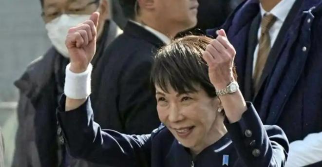 日本这次丢人丢大了！60多岁的德仁天皇放下身段亲自接见，菲律宾总统竟戴着墨镜走红