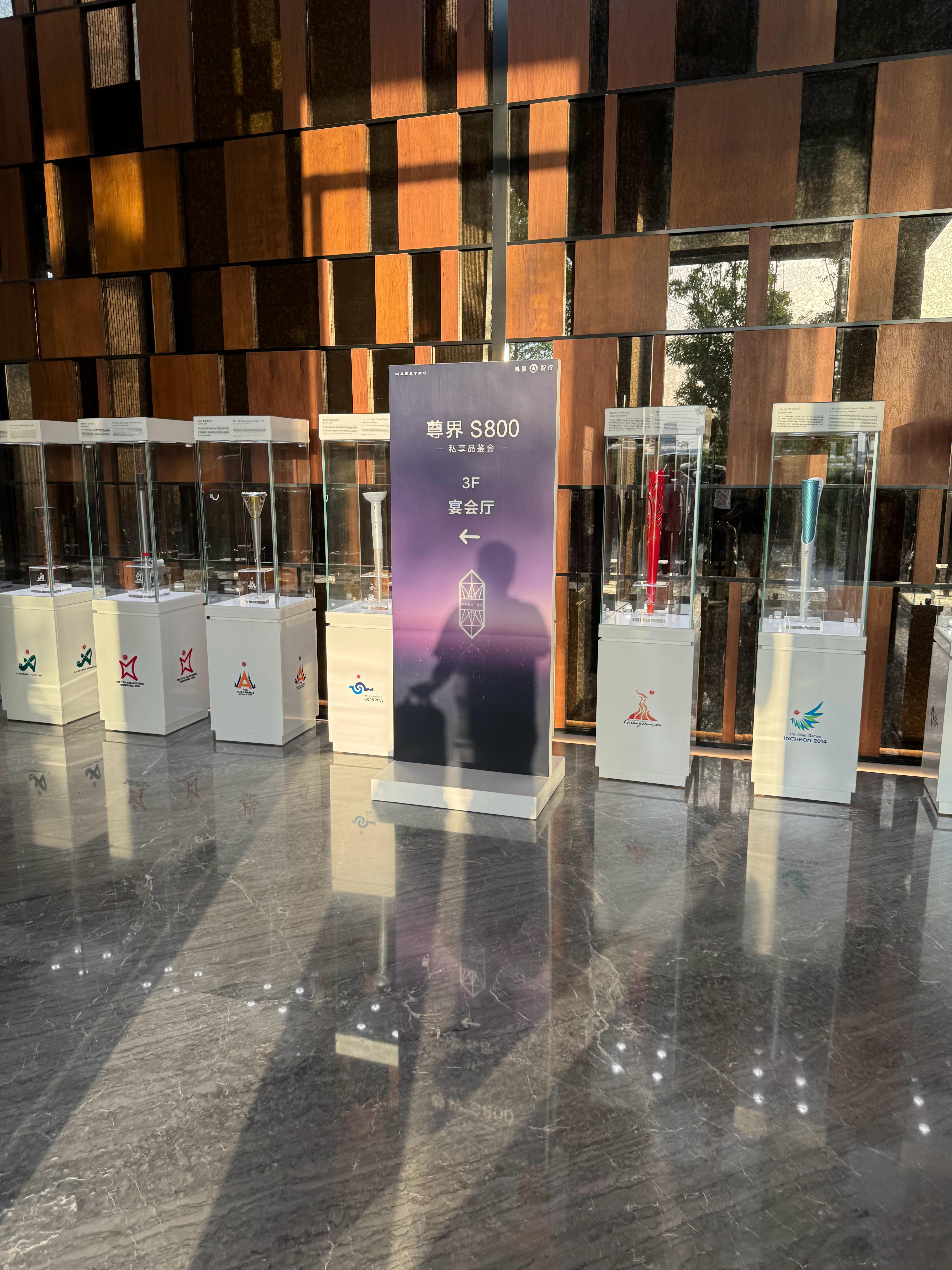 尊界S800私享品鉴会的活动酒店门口见到一辆劳斯莱斯库里南。都是非常“尊”的车，