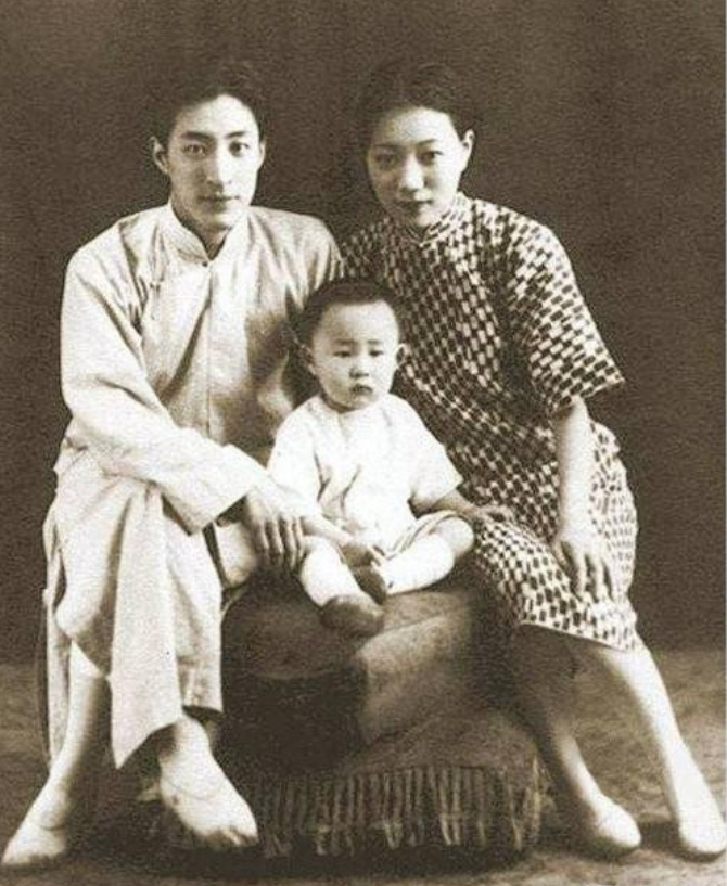 1962年，一位头发全白、瘦到脱相的老人，被无罪释放。妻女看到他这个模样都心疼得