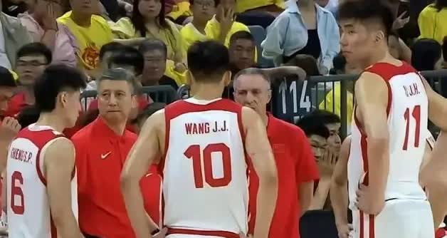 虽然这届男篮球员不是中国国内最好的，但目前中国男篮郭士强指导不依仗中锋篮下的进攻