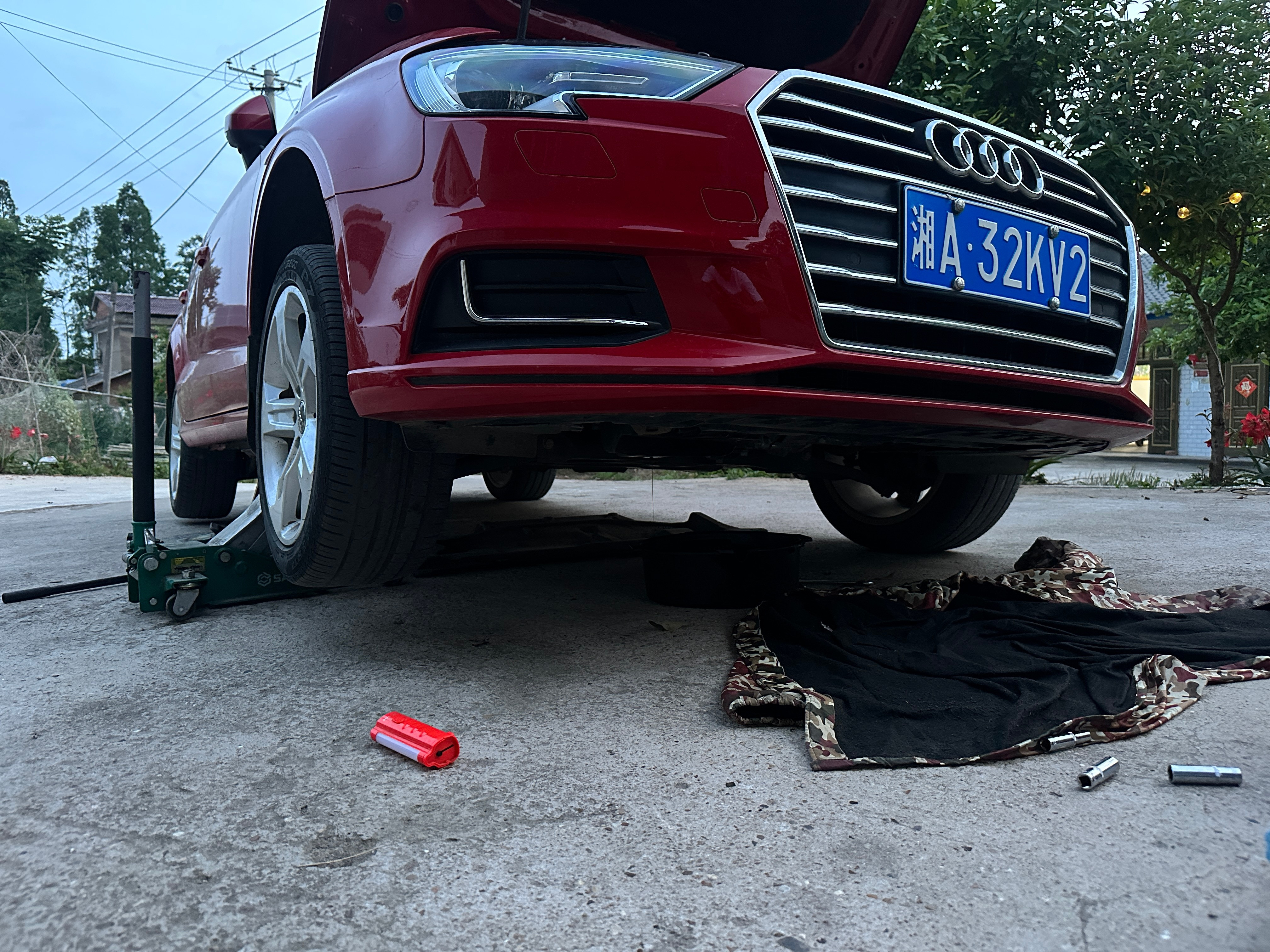 给丈母娘的车搞保养。钻车底没问题，但是还要拆护板的话，那就太操蛋了。​​​