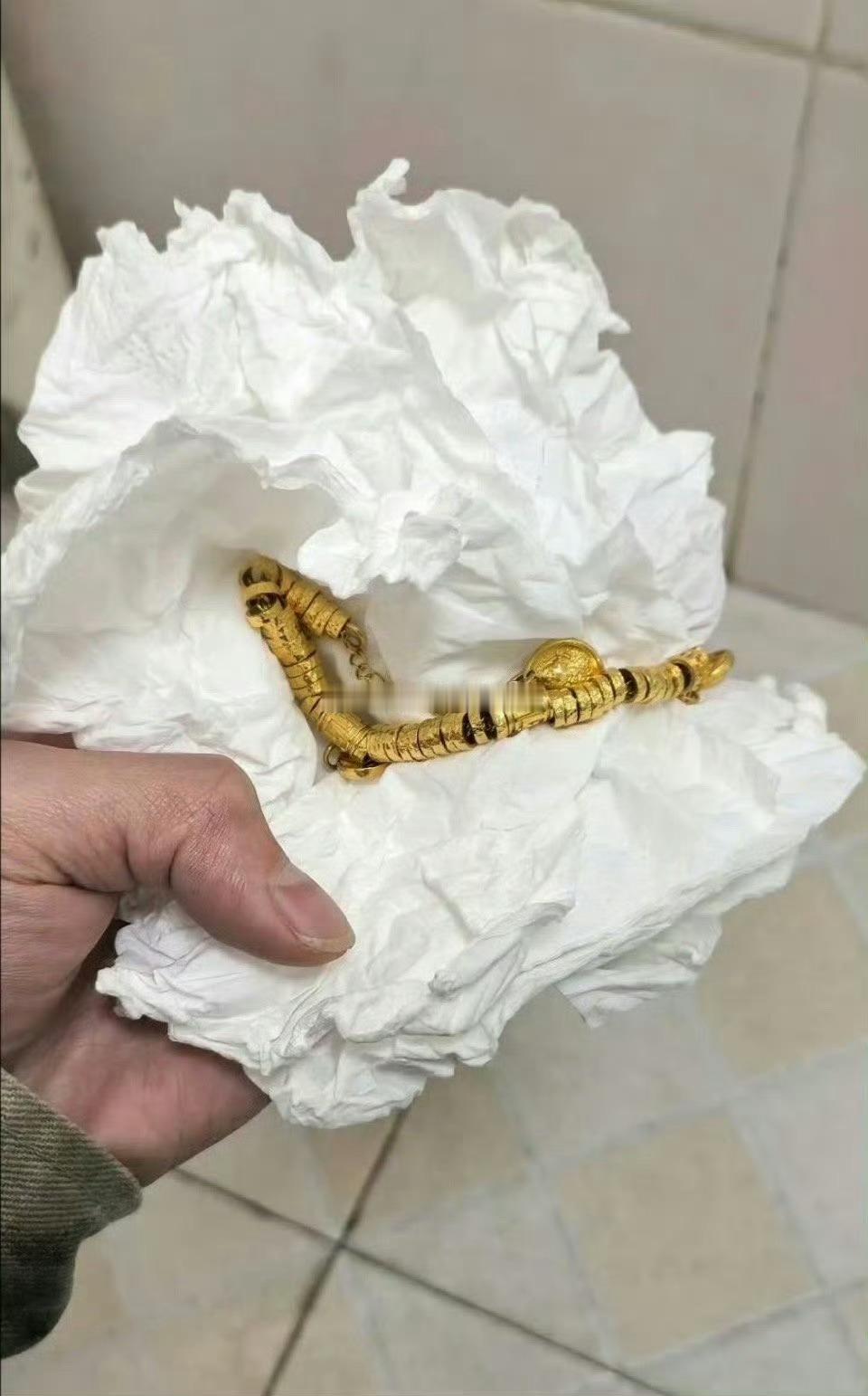 上厕所捡了个纸团，打开后激动坏了