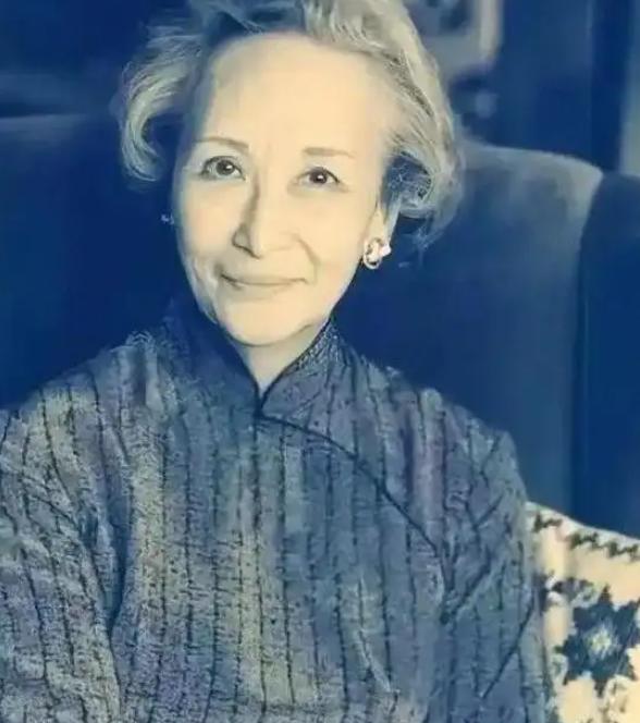 1973年，58岁的郑念拒绝出狱，她需要一个道歉。突然，暴跳如雷的监狱长，狠狠地