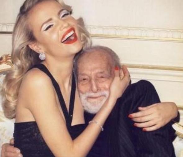 1994年，89岁高龄的石油大亨，娶了26岁脱衣舞女郎，新婚才14个月后