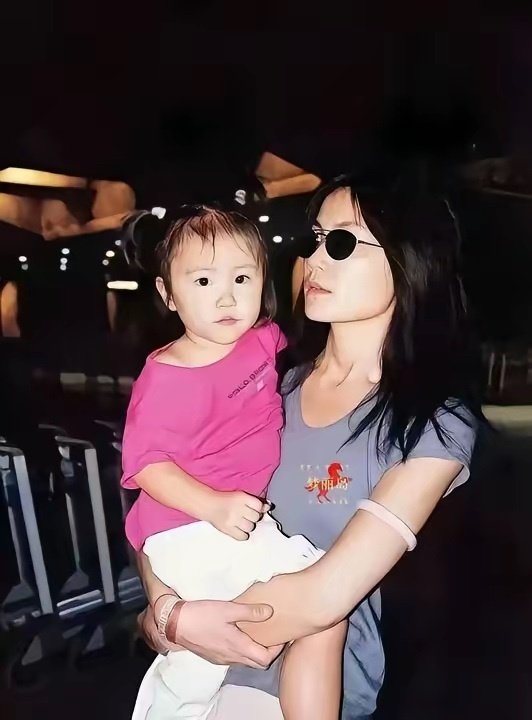 窦靖童小时候👧🏻​妈妈王菲一直给她梳小辫子的，要是等比例原样长大，应该也是个大美女，不会比妹妹李