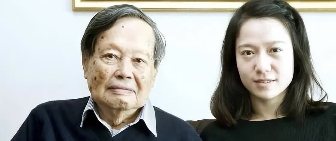 翁帆嫁给杨振宁光耀门楣，无人不知无人不晓，从默默无闻的小女生变成了杨夫人，名气和
