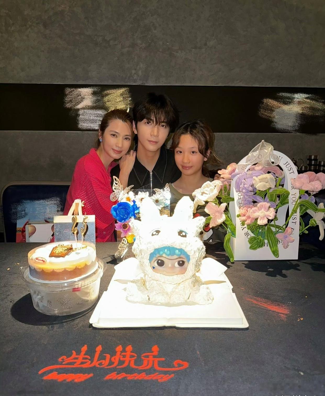 洪欣为儿子张镐濂庆祝25岁生日，女儿也一同出镜，三人同框十分温馨。不知道为什么，
