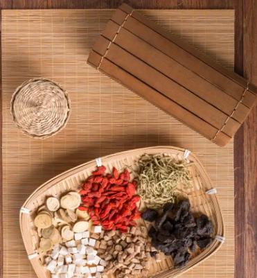 为何伤精日久会导致身体阳气虚弱、命门火衰？中医视角解析很多伤精