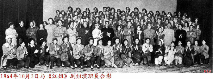 历史上的今日1964年10月13日晚上，观看中国人民解放军空军政治部文工团歌舞
