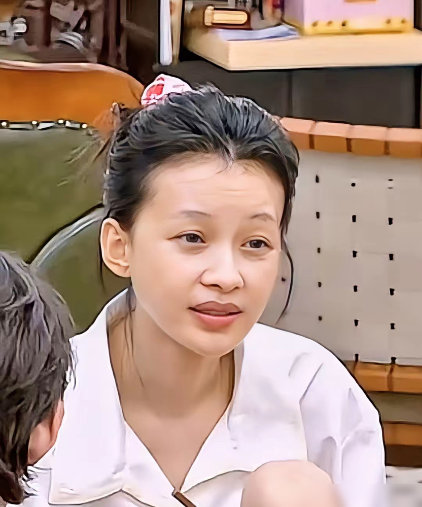 黄明昊写纸条吐槽孙怡妆前一个人妆后一个人，结果字迹露馅了。孙怡当场翻白眼回怼：见过我卸妆的，全场就你