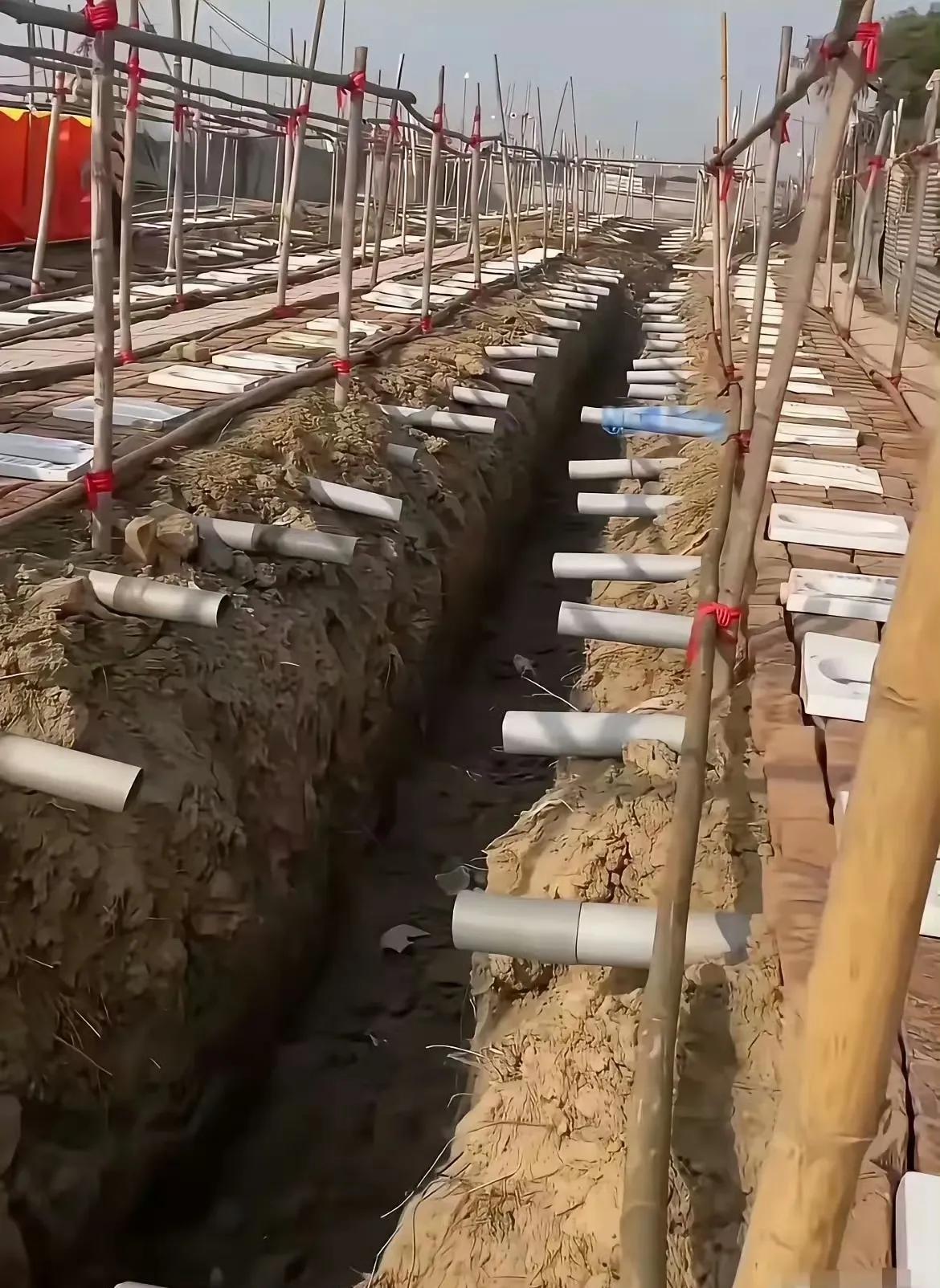 这不是建筑工地，这是厕所，这是印度的公共厕所，而且像这样的公共厕所在印度全国有3