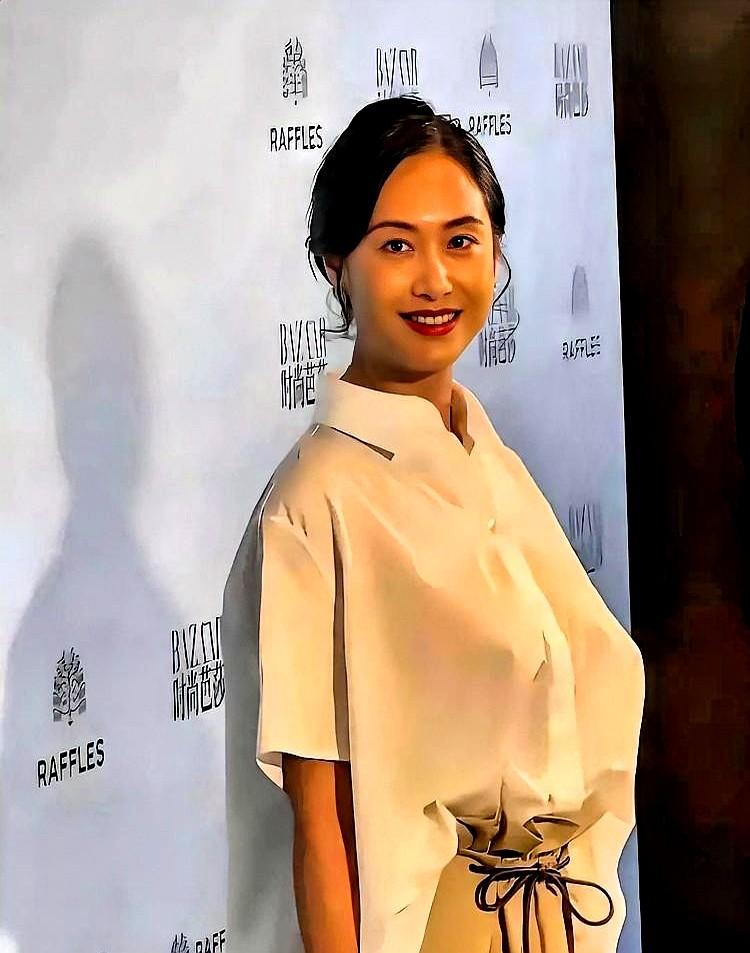 朱茵的状态，藏着婚姻的答案。很多人看朱茵，都说她的脸和身材管理得太好了，简直