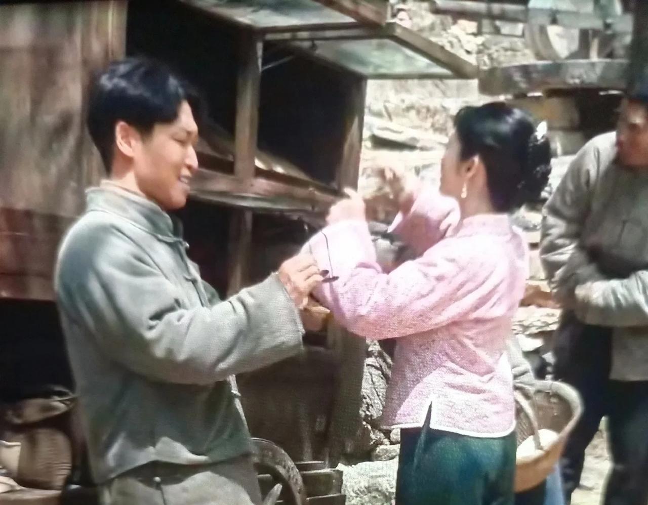 《生万物》原来，苏苏是这样被郭鬼腰给骗上他的床的……郭鬼腰拉着他的小百货车，