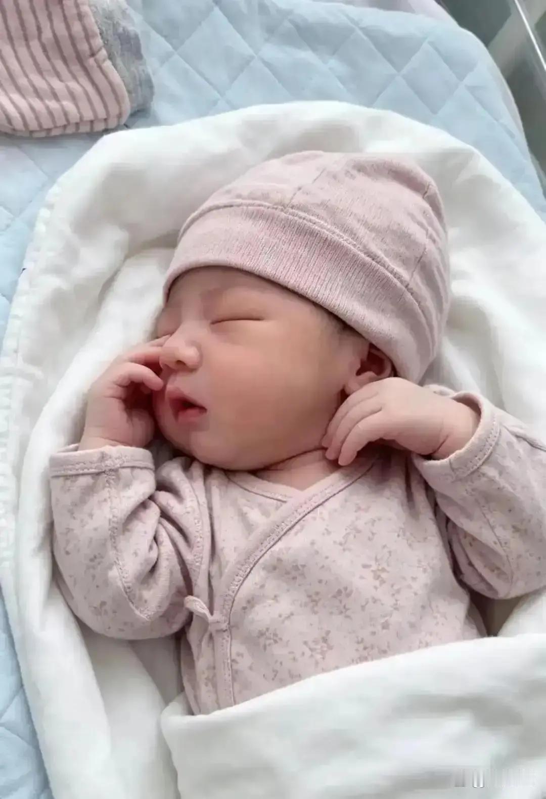 嫂子生了个女儿，我婆婆很不高兴，天天指桑骂槐。有一次哥不在家，我婆婆又骂嫂子是“