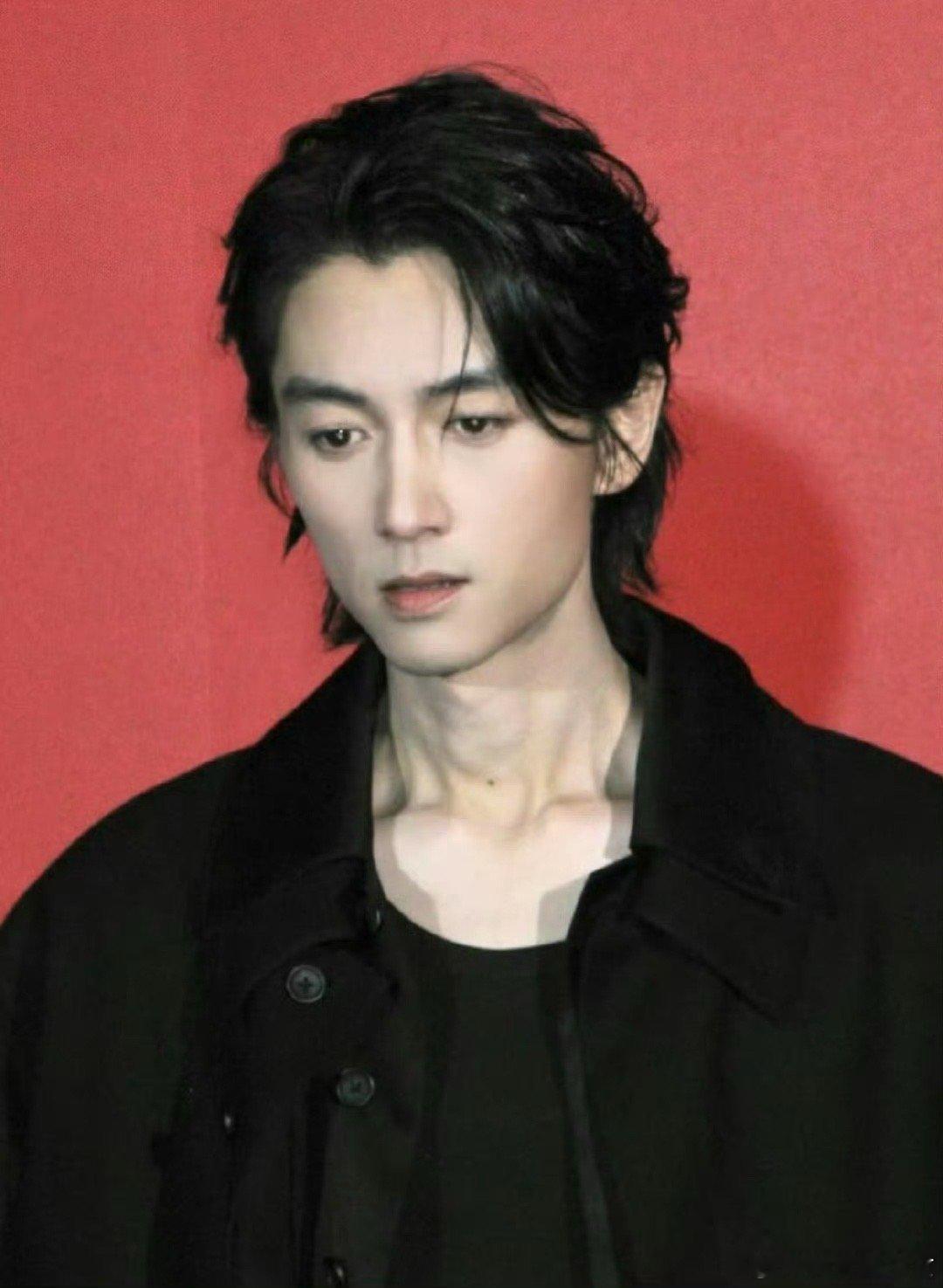 陈晓的狼尾长发造型太惊艳了，骨相太绝了，帅得让人移不开眼～