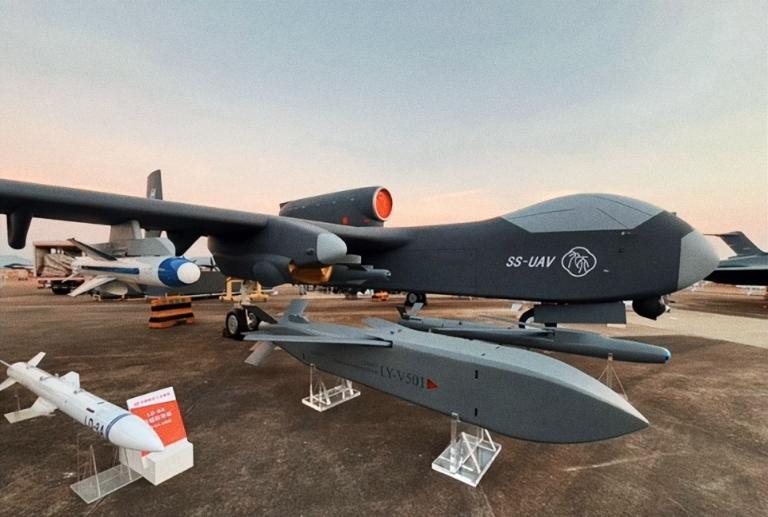 九天无人机能上四川舰？答案藏在两大硬核数据里最近军迷圈炸了：刚首飞的“九天