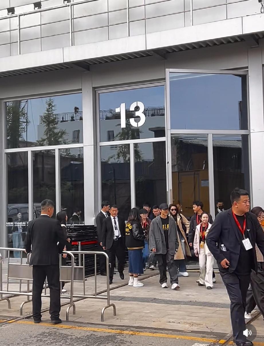 4月17日，舒淇现身北京参加第16届北京国际电影节，她走在人群中气质一看就与众不