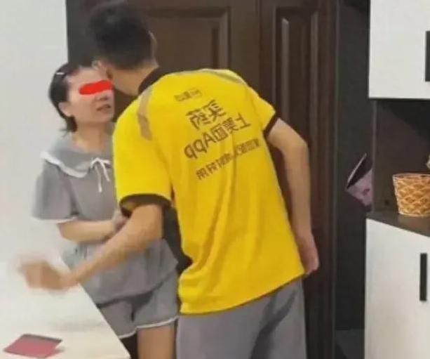 2023年，河北一男子跑外卖赚了30万元后，全部交给了妻子保管，万万没想到，妻子