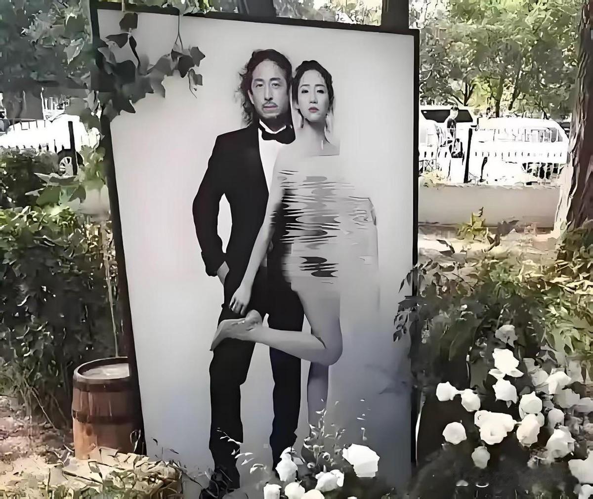 婚礼海报用全裸照迎宾。25岁顶着全家反对，嫁给了大她25岁的音乐家三宝。你以