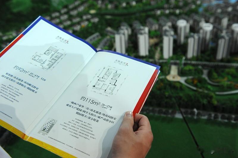 福州楼市：从8月最新房价数据来看，福州新房价格环比走平，止住了下跌势头；二手